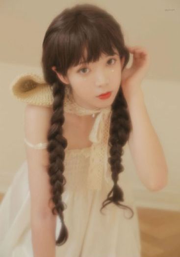 两女一指