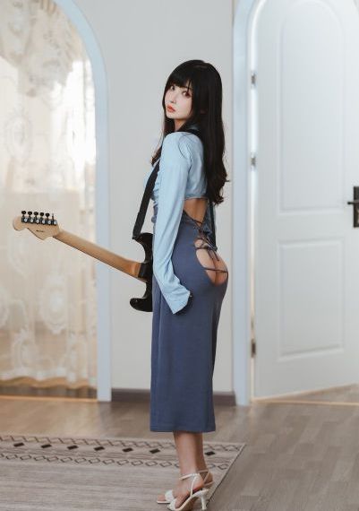 美女在床上打扑克