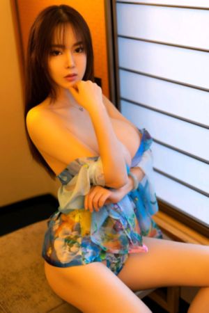 年轻女秘书