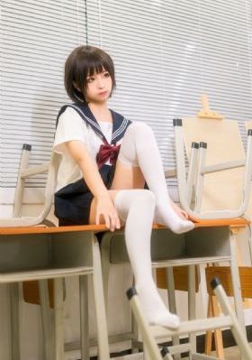 趴在同学胯下的麻麻